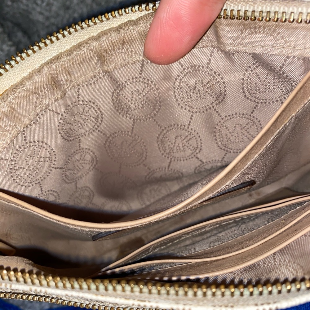 Medium sized White Michael Kors wristlet. - Picture 4 of 6